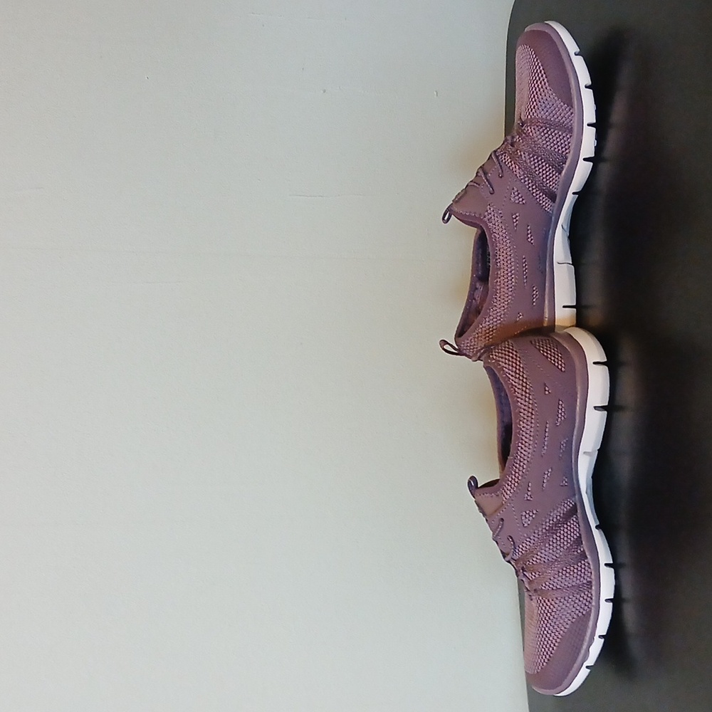 NWOT Skechers  Knit Sneakers Size 8 - Picture 2 of 4